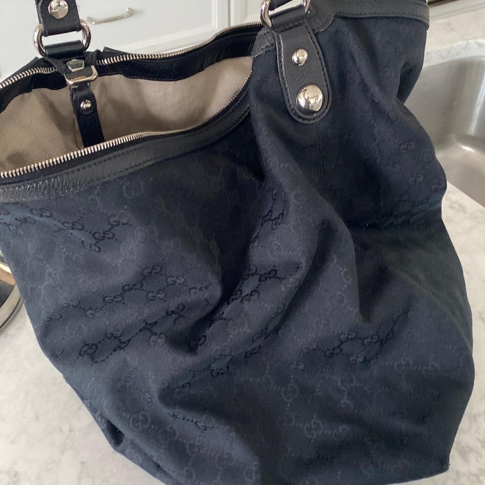 Gucci black bag excellent condition.
